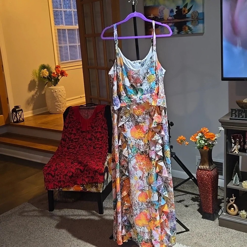 Beautiful Maxi Print Dress đź‘— With Ruffle Down Trail. - Picture 1 of 11